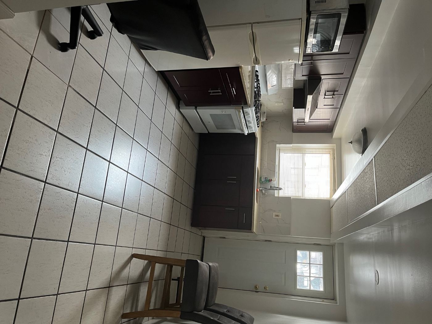 贝赛高地库大窗，独立出入，包含一房一卫一小厅 - 房屋租赁 图片1