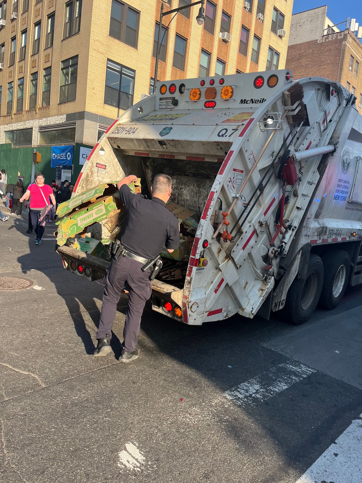 纽约市警察局第109分局在法拉盛市中心进行了清理行动，旨在保障行人安全和环境整洁。 — 第1张图片