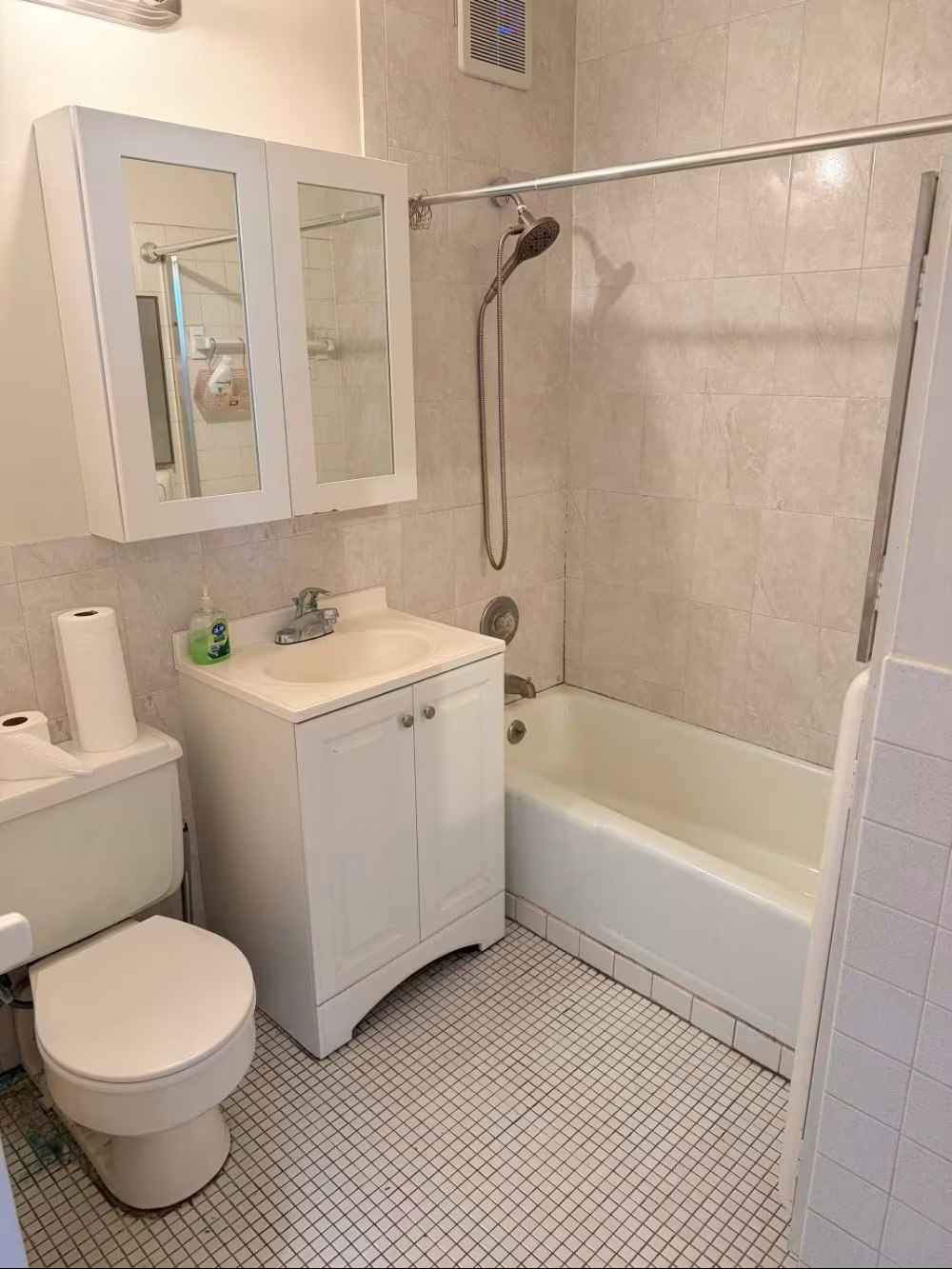 纽约法拉盛位于Kissena大道与45 Ave交界处的统仓（Studio） - 房屋租赁 图片3