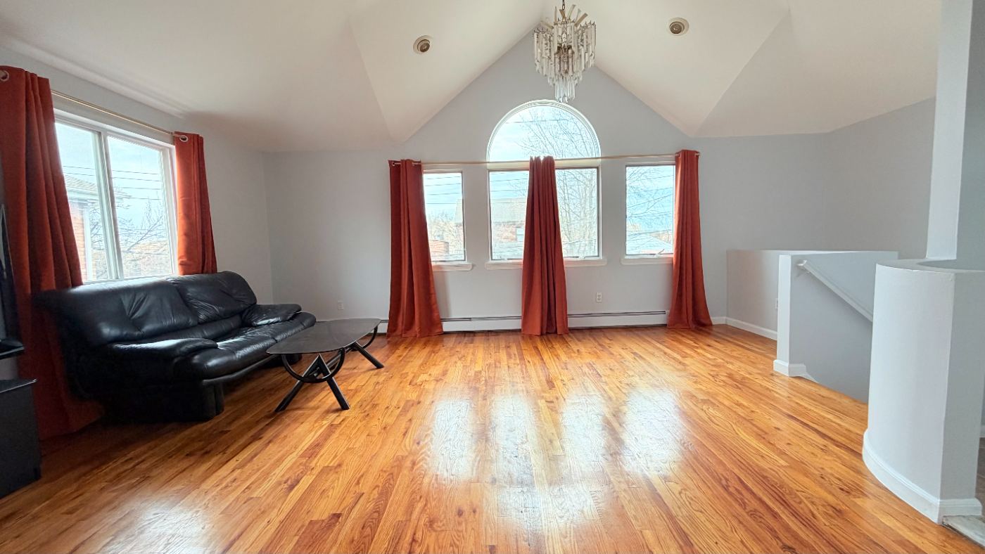 二楼的全新装修两房一卫，室内明亮整洁