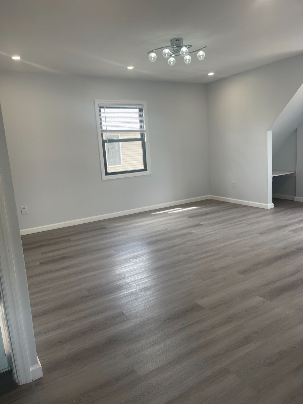 大学点（College Point）二楼三房一厅二卫，新装修，独立出入