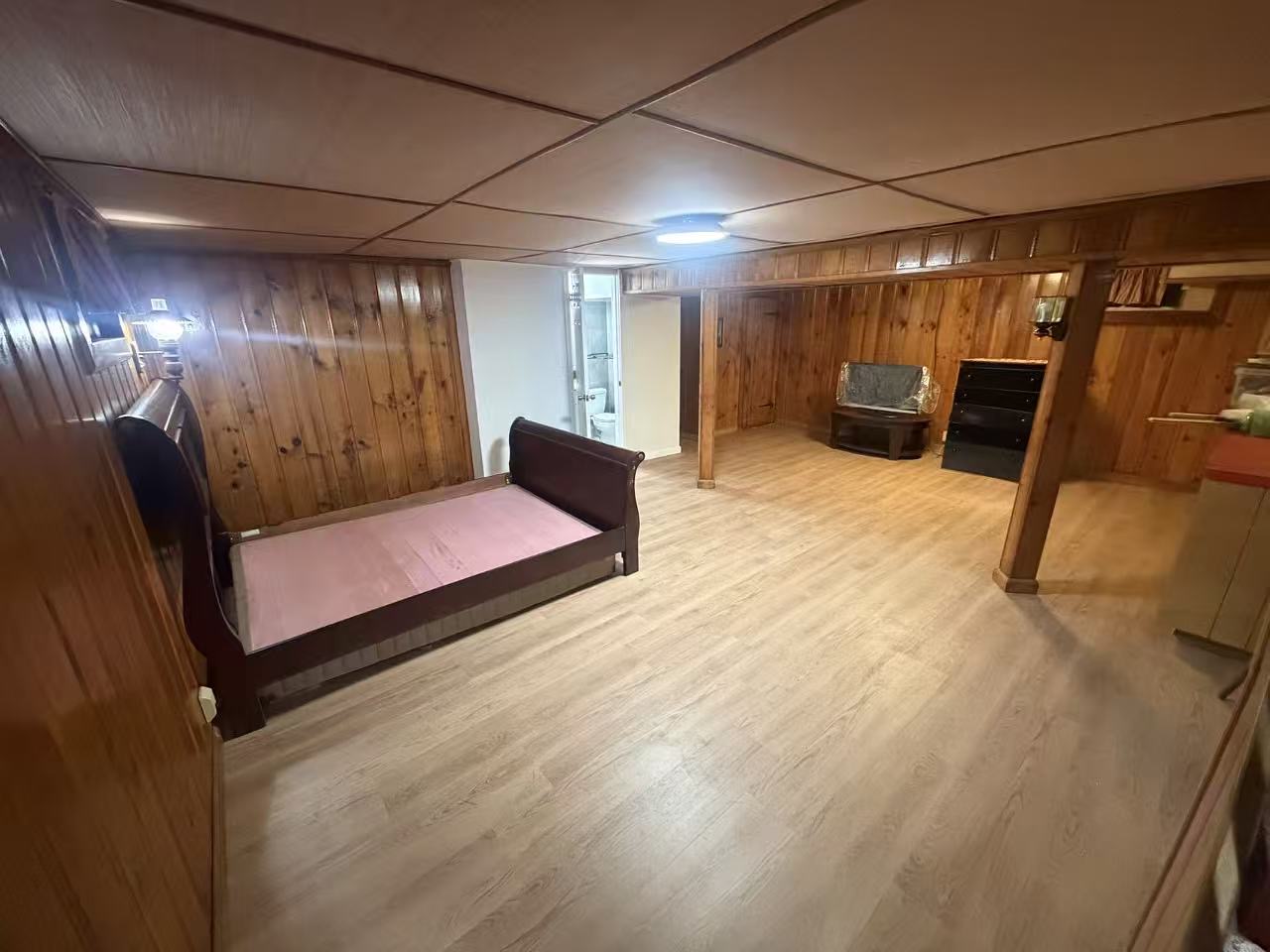 全新装修的半土库（地下室）公寓配有简单家具，并设有独立的出入口。