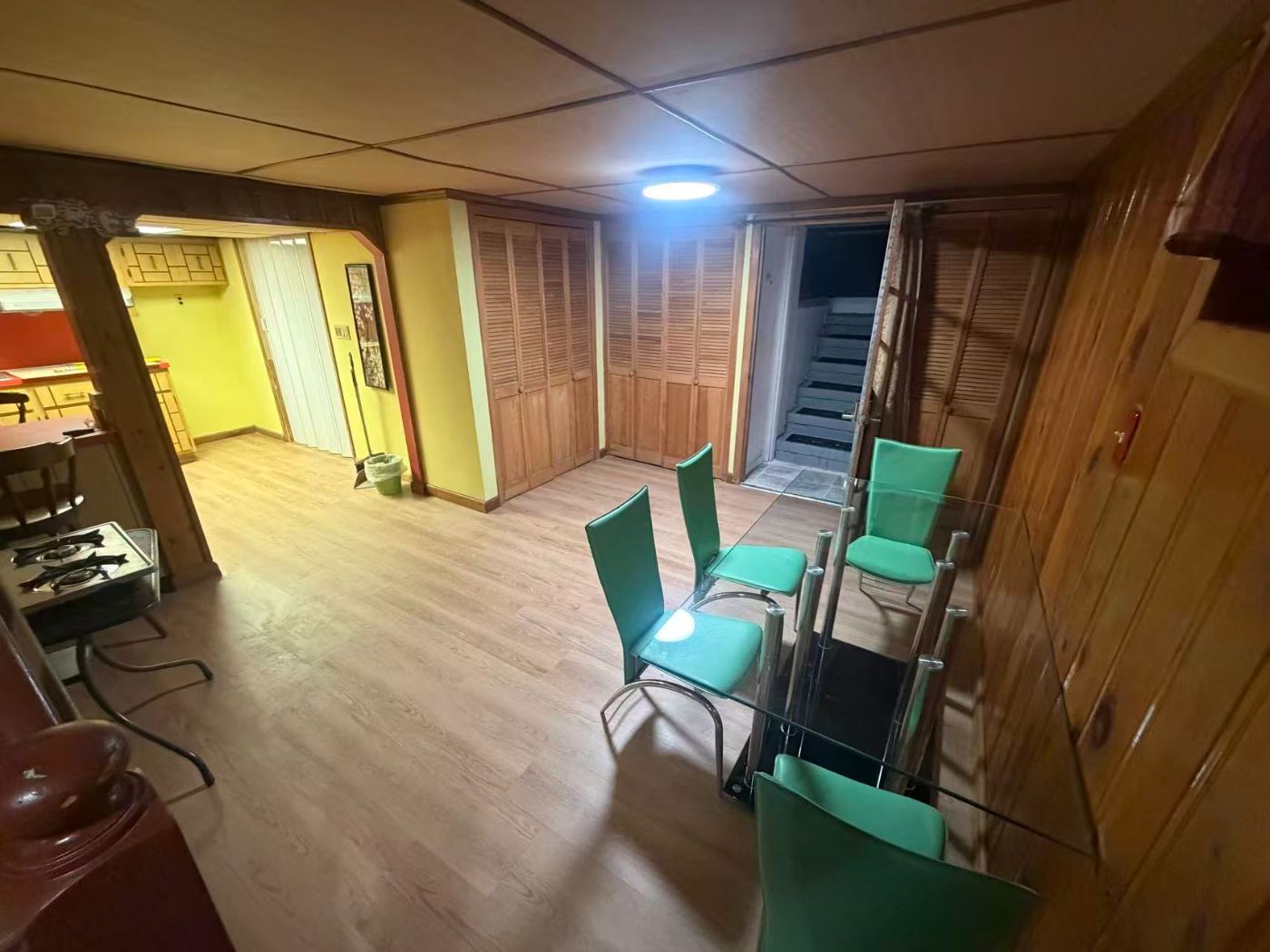 全新装修的半土库（地下室）公寓配有简单家具，并设有独立的出入口。 - 房屋租赁 图片2