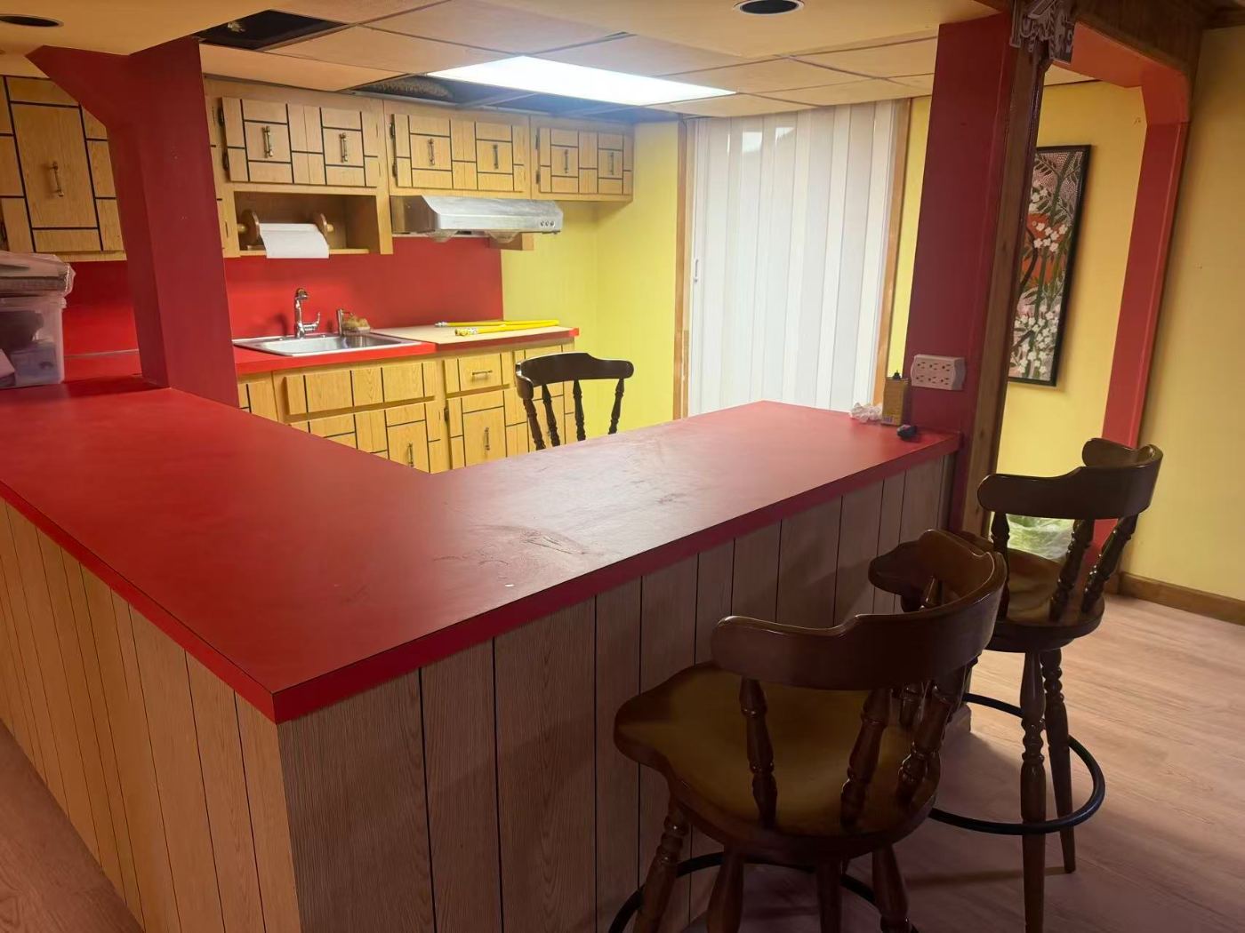 全新装修的半土库（地下室）公寓配有简单家具，并设有独立的出入口。 - 房屋租赁 图片3