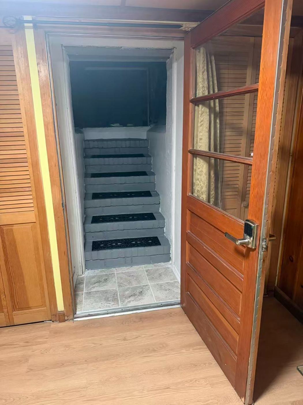 全新装修的半土库（地下室）公寓配有简单家具，并设有独立的出入口。 - 房屋租赁 图片4