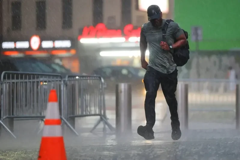 豪雨+冰雹轟炸紐約 部分地區積水成災 航班大延誤