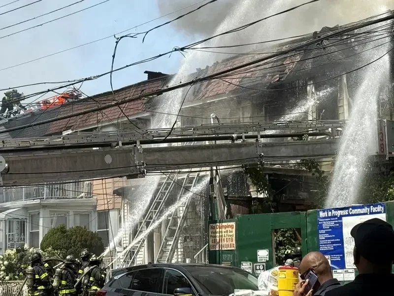 紐約法拉盛連棟住宅5級大火 23人受傷、78歲華婦確認死亡