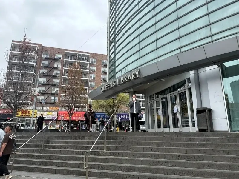 皇后区公共图书馆法拉盛分馆(缅街)两周内接连收到炸弹威胁,警方排查后均认定不具可信性。(纽约华人网360 档案照)(纽约华人网360(本报档案照))