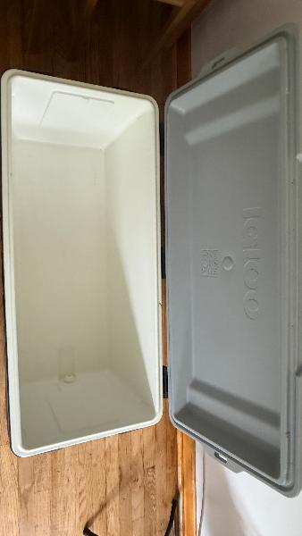 法拉盛附近 一米长大cooler ＄70 9成新