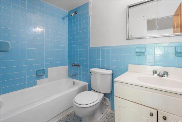 屋主自租：法拉盛中心二楼主卧卫生间套房